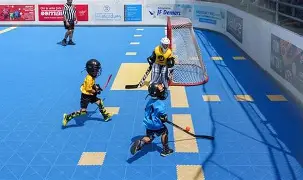Joueurs d une equipe de dek hockey celebrant un but