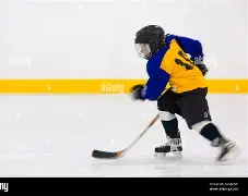 Jeune joueur de dek hockey avec son sac seul sur le terrain