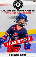 Groupe de jeunes joueurs de dek hockey posant avec leur maillot