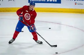 Joueur de dek hockey junior tirant au but