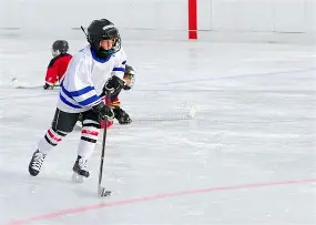Jeune joueur de dek hockey en pleine action sur le terrain