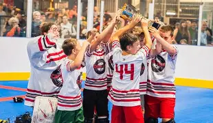 Joueurs de dek hockey junior en celebration pendant les series