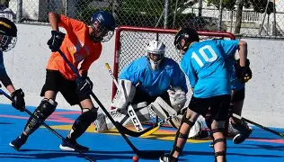 Action rapide lors d un match de dek hockey junior en Mauricie
